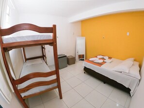 Chambre quadruple Confort, vue sur le jardin | Accès au Wi-Fi (inclus)