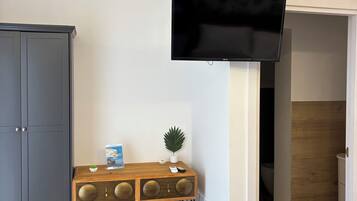 1 bedroom, minibar, desk, free WiFi