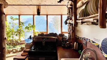 Réfrigérateur, four à micro-ondes, un four, surface de cuisson