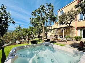 Villa, vista al jardín | Tina de hidromasaje privada