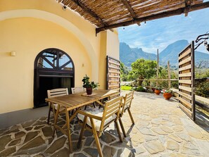 Villa, vista al jardín | Terraza o patio
