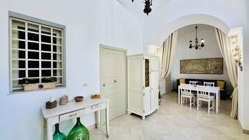 Villa, Gartenblick | Wohnbereich | 32-Zoll-LED-Fernseher mit Digitalempfang