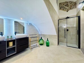 Villa, Garden View | Bathroom | Shower, free toiletries, hair dryer, towels
