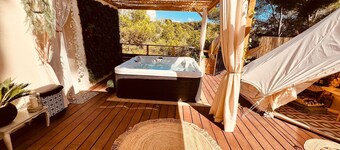 LOVE ROOM Lodge tent with private Jacuzzi at C&C for ADULTS only