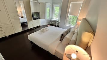 3 bedrooms, desk, iron/ironing board, travel crib