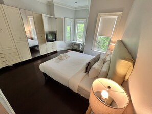 3 chambres, bureau, fer et planche à repasser, lit parapluie