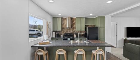 Jääkaappi, mikroaaltouuni, uuni, liesi