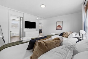 4 slaapkamers, een bureau, een strijkplank/strijkijzer, reisbedje