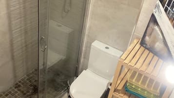 Ducha, secador de pelo, toallas y jabón
