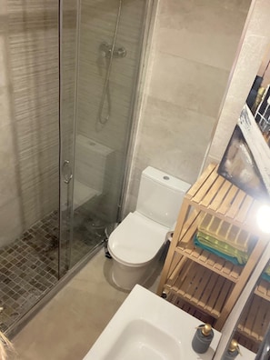 Een douche, een haardroger, handdoeken, zeep