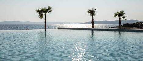 Een verwarmd zwembad