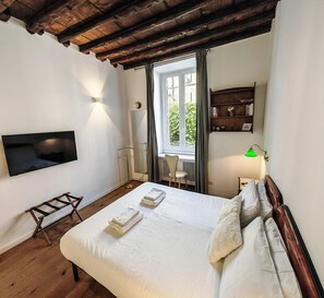 Luxe kamer | Een minibar, een bureau, een laptopwerkplek, een strijkplank/strijkijzer