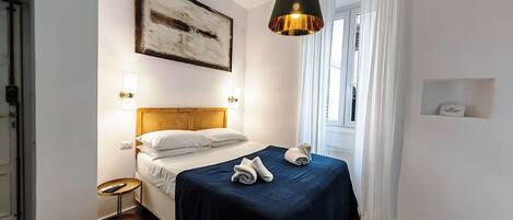 Minibar, bureau, espace de travail pour ordinateur portable