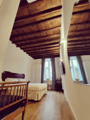Camera Lusso Orazio | Minibar, desk, laptop workspace, iron/ironing board - Roman Forum Rooms (Rome)