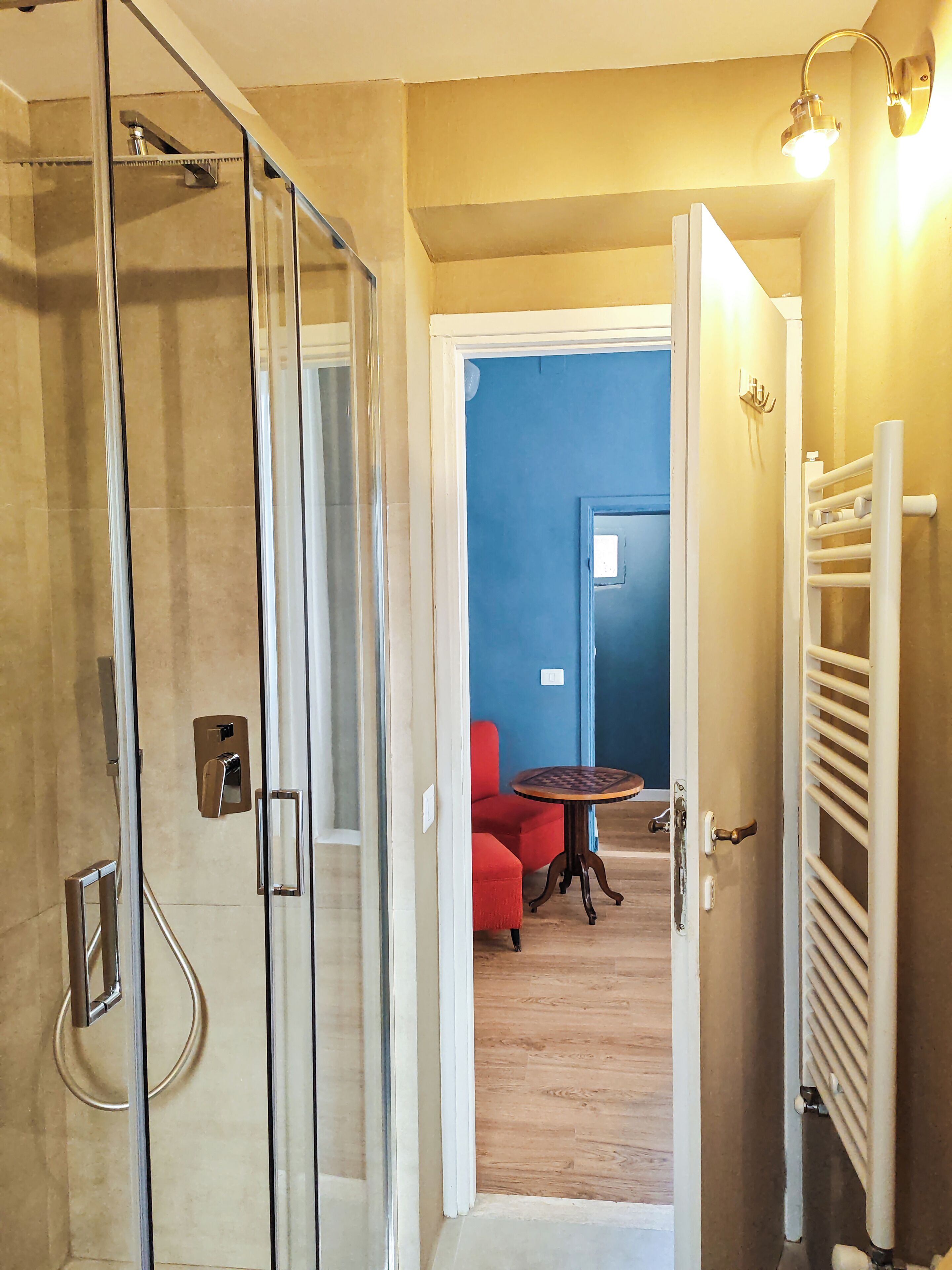 Camera Lusso Yara | Badezimmer | Dusche, Haartrockner, Handtücher, Toilettenpapier