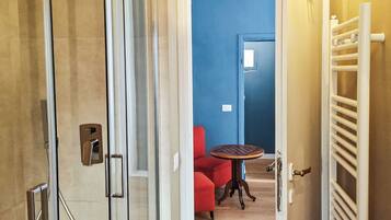 Camera Lusso Yara | Badezimmer | Dusche, Haartrockner, Handtücher, Toilettenpapier