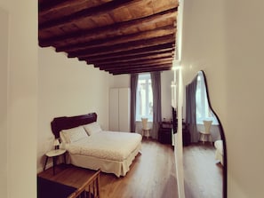 Minibar, desk, laptop workspace, iron/ironing board - Roman Forum Rooms (Rome)