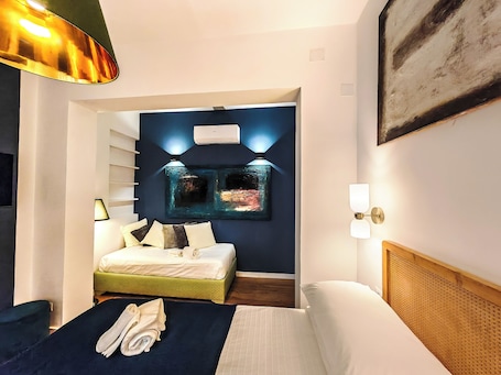 Minibar, escritorio y espacio para trabajar con laptop