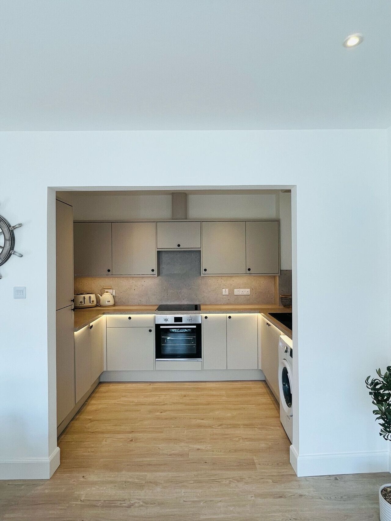 Kühlschrank, Mikrowelle, Ofen, Toaster