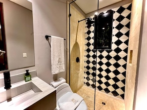 Serviettes fournies, savon, papier toilette