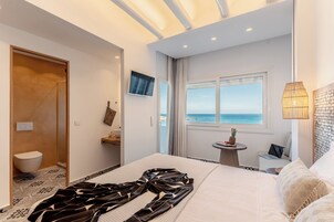 Suite Deluxe, balcón, vistas al mar | 1 dormitorio, caja fuerte, espacio para trabajar con un portátil