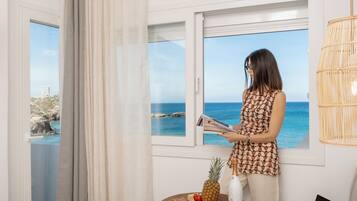 Deluxe Suite, Balcony, Sea View | 1 bedroom, in-room safe, laptop workspace, soundproofing