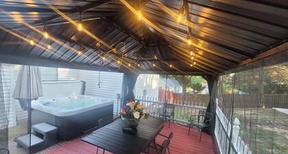 Upscale, Hot Tub, Gazebo, Basketball, Near Lake, 15 m to airport in Hope Mills