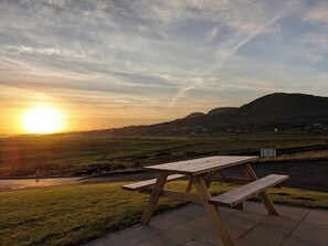 Outdoor dining - Pollan  – 4 Bedroom Self-Catering @ Ballyliffin Beach Houses, Pollan @ Ballyliffin Beach Houses metr... (Ballyliffin)