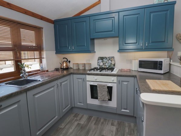 Cottage | Private kitchen | Cookware/dishes/utensils