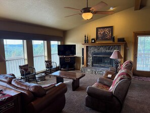 Smart-TV, Kamin, DVD-Player, Bücher