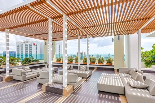 Luxurious City-Center 1BD Condo, Rooftop Pool Gym