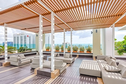 Luxurious City-Center 1BD Condo, Rooftop Pool Gym