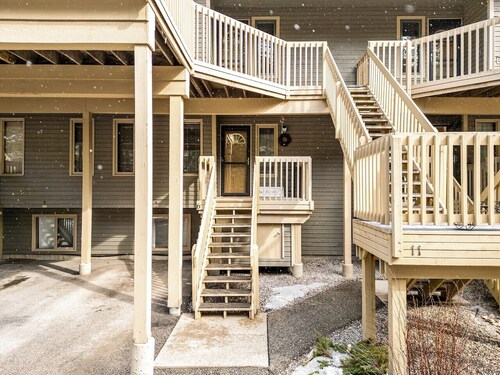 Golden Summit | Air Hockey | Wood Fireplace | Pets