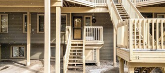 Golden Summit | Air Hockey | Wood Fireplace | Pets