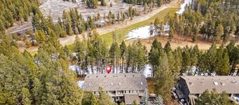 Golden Summit | Air Hockey | Wood Fireplace | Pets