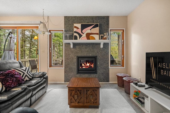 Smart TV, fireplace