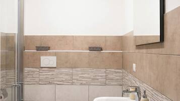 Doccia, asciugacapelli, bidet, asciugamani