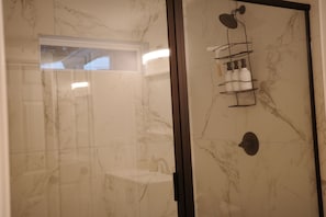 Douche, serviettes fournies, savon, papier de toilette