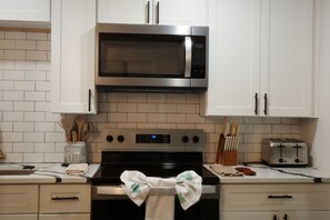 Een koelkast, een microgolfoven, een oven, een kookplaat