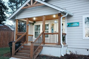 A house with a wooden porch, a staircase, and a sign that reads "Gone Fishing." - Lindo Lanier Cottage in Gainesville (Gainesville)