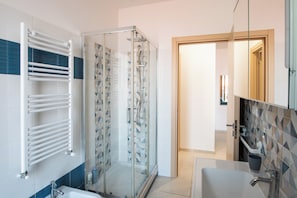 Shower, hair dryer, bidet, towels
