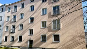A multi-story building with a uniform facade, balconies, and a clear entrance. - Apartment Near Schonbrunn Palace Vienna (Vienna)