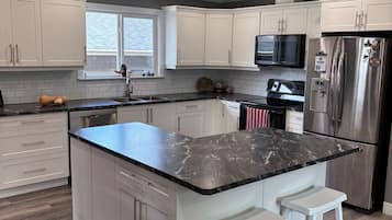 Geladeira, micro-ondas, fogão, cooktop