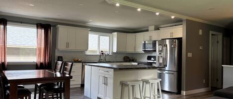 Køleskab, mikrobølgeovn, ovn, kogeplade