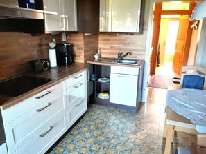 Réfrigérateur, four à micro-ondes, un four, surface de cuisson