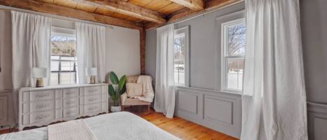 1 bedroom, desk, WiFi