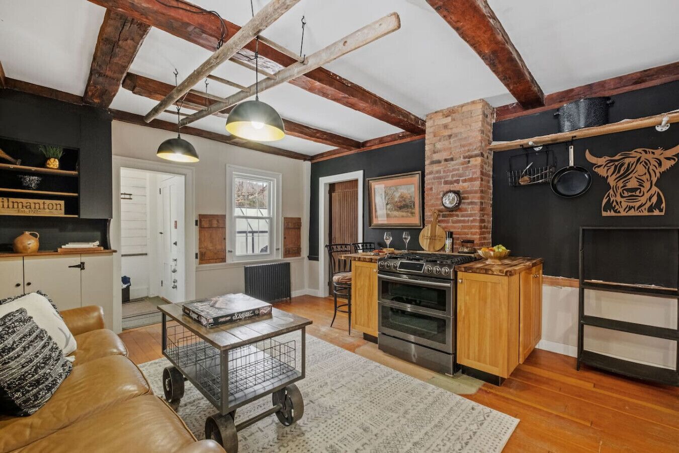 Rustic kitchen with brick details and warm atmosphere.