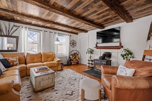 Televisión y chimenea 