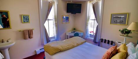 1 camera, una scrivania, ferro/asse da stiro, culla da viaggio