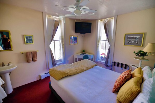 1 Schlafzimmer, Schreibtisch, Bügeleisen/Bügelbrett, Reisekinderbett